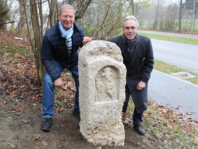 Der Burgfriedenstein an der Scheyerer Straße steht etwa in Höhe der Adolf-Rebl-Straße (stadtauswärts rechts). Nach der Restaurierung wurde er jetzt wieder aufgestellt und von Drittem Bürgermeister Roland Dörfler (links) und Stadtarchivar Andreas Sauer M