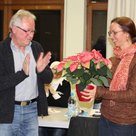 Sepp Steinbüchler bedankt sich bei Frederike Gerstner für ihre Arbeit in der städtischen Integrationsstelle.