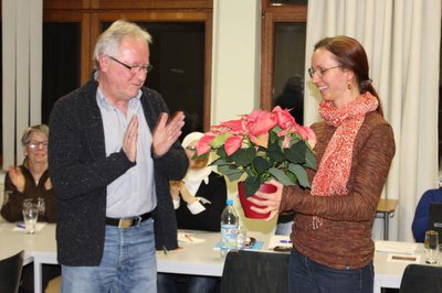 Sepp Steinbüchler bedankt sich bei Frederike Gerstner für ihre Arbeit in der städtischen Integrationsstelle.