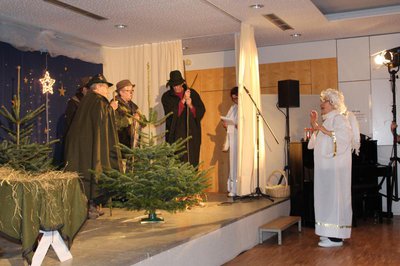 Der Theaterkreis des Seniorenbüros zeigte ein amüsantes Krippenspiel in drei Akten.
