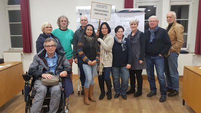 Mitglieder des Freundeskreises Gartenschau mit Mario Dietrich (4. v. links) und dem Grünanlagen-Referenten des Stadtrats, Manfred „Mensch“ Mayer (3. v. links), beim ersten Treffen im Rathaus.