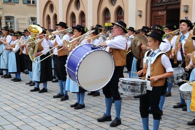 Volksfest: Eröffnung mit Festzug