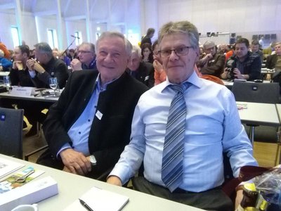 Florian Weiß, (rechts) und Fritz Goschenhofer(links) vor den Pfaffenhofener Delegierten im Hintergrund