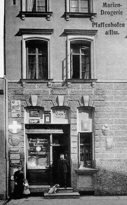 Mit einem breiten Angebot von Maggi bis Odol, das in einem kleinen, aber liebevoll dekorier-ten Schaufenster präsentiert wurde, wartete die Mariendrogerie in der Frauenstraße auf (ca. 1910).
