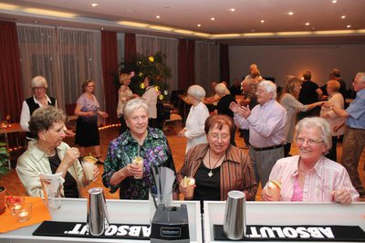 Beste Stimmung im Hofbergsaal beim Swing- und Cocktailabend des Seniorenbüros