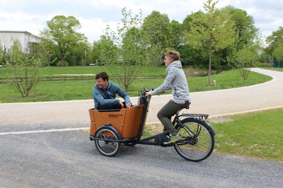 Lasten-E-Bikes sind „in“ und nicht nur als Lieferfahrzeug oder zum Einkaufen ideal, sondern auch für den Transport von Kindern (und Vätern!), wie Familie Höchtl demonstriert.