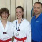 Foto: Leon und Theresa Eisentraut mit dem mehrfachen Taekwondo-Weltmeister Michael Bußmann, der sie bei diesem Turnier coachte und für den 11.05. beim Taekwondo 1995 Pfaffenhofen als Referent zu einem Sonder-Training eingeladen wurde.