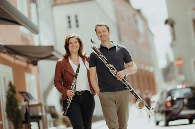 Die Klarinettistin Michaela Butz und der Bassklarinettist Michael Wurzer musizieren gemeinsam als DUO M. 