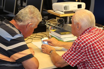 Beim Workshop lernen die Senioren den Umgang mit dem Nachrichtendienst "WhatsApp".