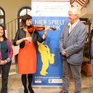 Die Geigenlehrerinnen Eva Bonk und Eva Kornas (von links) probierten die Geige gleich aus, die Willihard Kolbinger (2. v. rechts) der Städtischen Musikschule überlassen hat. Rechts im Bild Musikschulleiter Auwi Geyer.