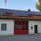 Auf dem Dach des Feuerwehrhauses in Uttenhofen wurde vor kurzem eine Photovoltaik-Anlage installiert.