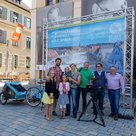 Andreas und Patricia Kufer mit Kindern Antonia, Heidi und Laurenz, Christoph Biemann, Kamermann Dieter Stürmer und Markus Käser vor dem Motiv "Plastikflut Pfaffenhofen".