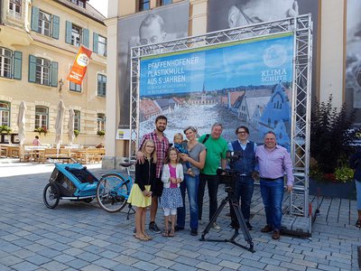 Andreas und Patricia Kufer mit Kindern Antonia, Heidi und Laurenz, Christoph Biemann, Kamermann Dieter Stürmer und Markus Käser vor dem Motiv "Plastikflut Pfaffenhofen".