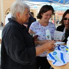 Am Infostand vor dem Rathaus nahm die städtische Mitarbeiterin Tanja Spratter (rechts)  am Samstag zahlreiche Anmeldungen zum Stadtradeln entgegen. Auf großes Interesse stießen auch die Informationen des ADFC  über die für die nächsten Wochen geplanten F