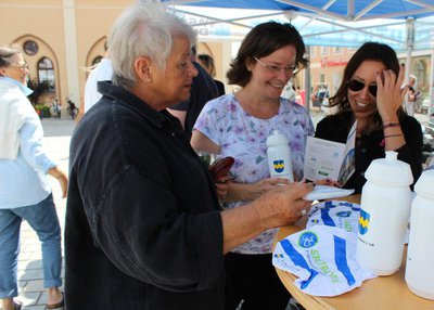 Am Infostand vor dem Rathaus nahm die städtische Mitarbeiterin Tanja Spratter (rechts)  am Samstag zahlreiche Anmeldungen zum Stadtradeln entgegen. Auf großes Interesse stießen auch die Informationen des ADFC  über die für die nächsten Wochen geplanten F