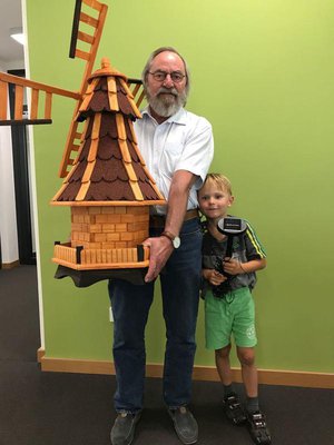 .. und wieder konnte ein Gewinner des Stadtwerke-Entdecker-Fests seinen Preis in Empfang nehmen. Jürgen Lieske bekommt vom Stadtwerke-Ökostrom Team seine neue Riesenwindmühle mit Solarbeleuchtung. Bavariastrom miniature. ;-) https://www.stadtwerke-pfaffe