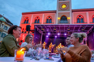 Beste Stimmung bei der Internationalen Nacht: Die Open-Air-Konzerte auf dem Hauptplatz sind immer wieder ein Publikumsmagnet.