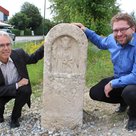 Der am besten erhaltene Burgfriedenstein wurde jetzt an der äußeren Ingolstädter Straße auf dem Gelände der Firma Schranz wieder aufgestellt und von Stadtarchivar Andreas Sauer (links) und Firmenchef Florian Schranz begutachtet.