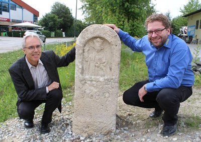 Der am besten erhaltene Burgfriedenstein wurde jetzt an der äußeren Ingolstädter Straße auf dem Gelände der Firma Schranz wieder aufgestellt und von Stadtarchivar Andreas Sauer (links) und Firmenchef Florian Schranz begutachtet.