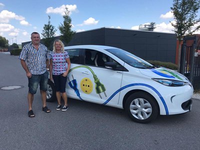 Die stolzen Gewinner - das Ehepaar Angermeier - starten heute in ihr E-Wochenende.