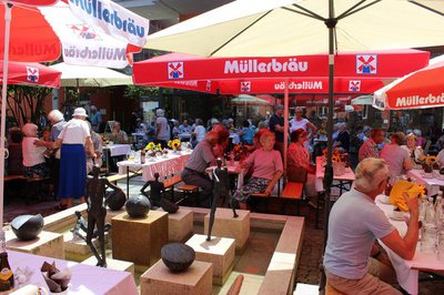 Das Sommerfest des Seniorenbüros fand wieder im gemütlichen Innenhof des Bürgerzentrums statt.