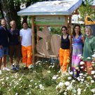 Wildbienenhotel im Bürgerpark aufgebaut und eröffnet. V.l.n.r.: Aktionsbündnismitglied Nikolaus Buhn, Schreinermeister Peter Kraus, Gregor Baier und Bianca Blumenstein von den Stadtwerken und Kerstin Kamm und Manfred Mensch Mayer vom Aktionsbündnis.

Fot