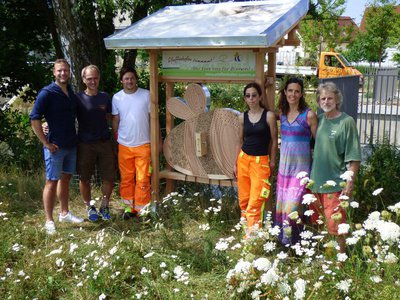 Wildbienenhotel im Bürgerpark aufgebaut und eröffnet. V.l.n.r.: Aktionsbündnismitglied Nikolaus Buhn, Schreinermeister Peter Kraus, Gregor Baier und Bianca Blumenstein von den Stadtwerken und Kerstin Kamm und Manfred Mensch Mayer vom Aktionsbündnis.

Fot