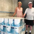 Ein ungewöhnlicher Gewinn wird zugestellt: Toilettenpapier für 1 Jahr. (Petra Eibl, Kundencenter Stadtwerke und Karlheinz Neumann aus Pfaffenhofen)