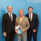 Foto:
Übergabe des Breitband-Förderbescheides (von links): Finanz- und Heimatminister Albert Füracker, Dritter Bürgermeister Roland Dörfler und Finanz- und Heimatstaatssekretär Dr. Hans Reichhart