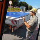 Der Kollege hat Unterstützung von einer Ferienaushilfe. Das kommt gerade richtig, wenn es um den Aufbau der Zäune geht.