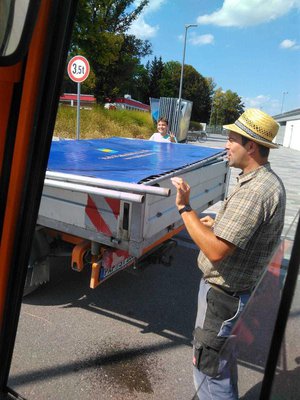 Der Kollege hat Unterstützung von einer Ferienaushilfe. Das kommt gerade richtig, wenn es um den Aufbau der Zäune geht.