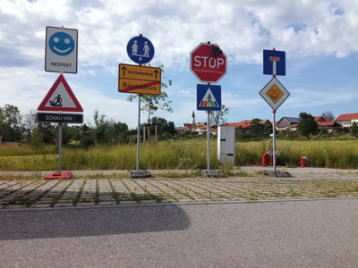 Wochen gegen Rassismus - Verkehrsschilder der Gerechtigkeit