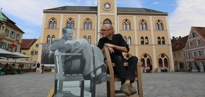 Der Lutz-Stipendiat 2018, Peter Zemla, mit einem Bild von Joseph-Maria Lutz vor dem Pfaffenhofener Rathaus.