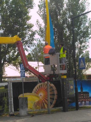 Und wieder einmal sind die Stadtwerke in Sache Vorbereitung für das Volksfest unterwegs. Diesmal wurden die Kollegen beim Hissen der Fahne beobachtet. Damit auch jeder sieht: Hier wird ab 07. September gefeiert.