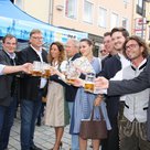 Erster Bürgermeister Thomas Herker stößt mit seinen beiden Stellvertretern, Festwirten, Vertretern der Brauereien und der amtierenden Volksfestkönigin auf das Volksfest 2018 an.