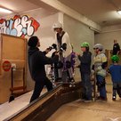 In vier Tagen lernen die Teilnehmer des Workshops die Rampen in der Skatehalle zu befahren.