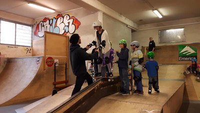 In vier Tagen lernen die Teilnehmer des Workshops die Rampen in der Skatehalle zu befahren.