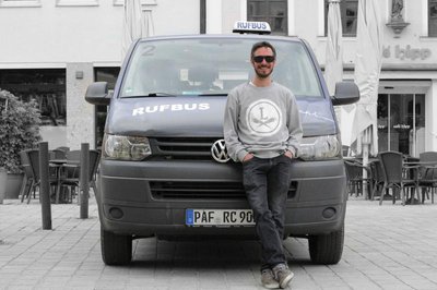 Der Rufbus der „Linie Nacht“, hier mit Matthias Stadler, dem Leiter der Stadtjugendpflege Pfaffenhofen, macht während der Volksfestzeit Pause.