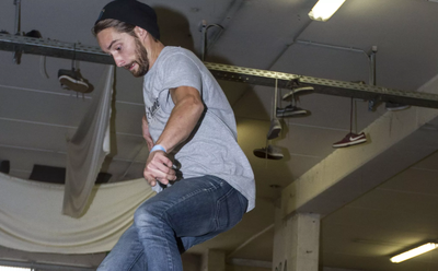 In vier Tagen bringt Workshopleiter Chris Rieger den Teilnehmenden alles rund ums Skaten und die Skatehalle Pfaffenhofen bei.