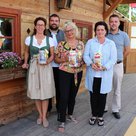 Bürgermeister Thomas Herker (rechts) und Volksfestreferent Richard Fischer gratulierten den Jubilarinnen (von links) Julia Spitzenberger (Weißbierhütte), Valentina Dräger (Kugelstechen) und Caroline Bonrath (Crêpe-Stand).