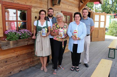 Bürgermeister Thomas Herker (rechts) und Volksfestreferent Richard Fischer gratulierten den Jubilarinnen (von links) Julia Spitzenberger (Weißbierhütte), Valentina Dräger (Kugelstechen) und Caroline Bonrath (Crêpe-Stand).