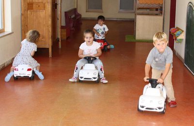 Ziel der Aktion ist es, möglichst viele Meilen "grün" zurückzulegen - also beispielsweise zu Fuß, mit dem (Lauf)Rad oder wie hier auf dem Foto mit dem Bobby-Car.