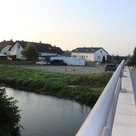 Blick von der neuen llmbrücke in Affalterbach auf die hochwassergefährdete Ilmsiedlung. Die Brücke wurde bereits in Abstimmung mit dem Wasserwirtschaftsamt so gebaut, dass sie den Anforderungen des Wasserwirtschaftsamtes zum Hochwasserschutz entspricht.