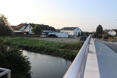 Blick von der neuen llmbrücke in Affalterbach auf die hochwassergefährdete Ilmsiedlung. Die Brücke wurde bereits in Abstimmung mit dem Wasserwirtschaftsamt so gebaut, dass sie den Anforderungen des Wasserwirtschaftsamtes zum Hochwasserschutz entspricht.