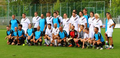 Das Team der Stadtverwaltung in blau, mit dem Gegnerteam von WipflerPlan in weiß.