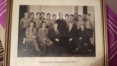 Bruno Raschke (ganz links stehend) wurde mit der FSV-Mannschaft 1952 Oberbayerischer Gruppenmeister