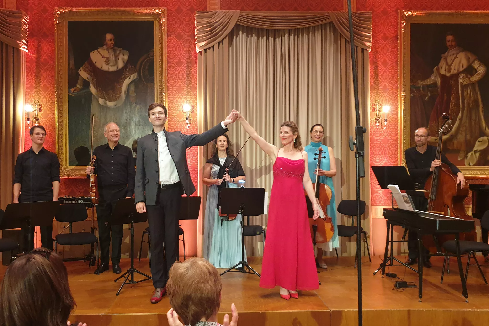 Ensemble auf der Bühne des Festsaals