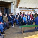 Die Kolpingsfamilie Pfaffenhofen besuchte den Holledauer Haselnusshof der Familie Neumeier in Rudelzhausen. Die Besichtigung erstreckte sich von der Haselnussplantage über die Verarbeitungsmaschinen (Foto), die Produktion sowie den Hofladen. Zum Schluß g