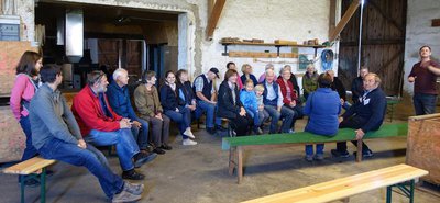 Die Kolpingsfamilie Pfaffenhofen besuchte den Holledauer Haselnusshof der Familie Neumeier in Rudelzhausen. Die Besichtigung erstreckte sich von der Haselnussplantage über die Verarbeitungsmaschinen (Foto), die Produktion sowie den Hofladen. Zum Schluß g