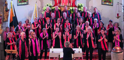 Die "Voices of Joy" gestalten das Friedensgebet musikalisch.